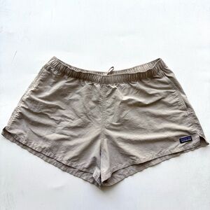 Patagonia women’s tan barely baggie shorts sty57044SP23 size XL 36 inch waist